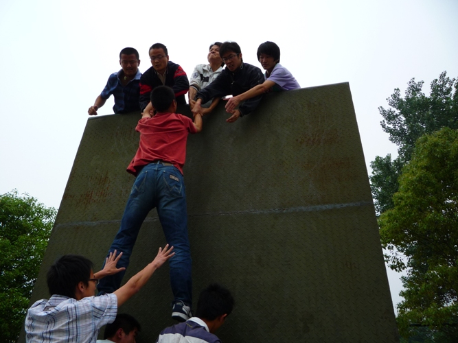基地代表队取得绝对优势的“逃生墙项目”——很多同学甘为人梯的精神是取得胜利的关键